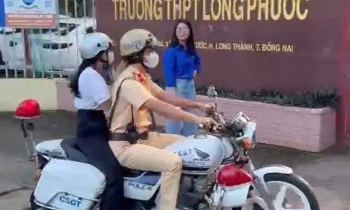 Cầm nhầm thẻ dự thi của bạn, nữ sinh ở Đồng Nai được CSGT lái mô tô đặc chủng hỗ trợ kịp giờ thi