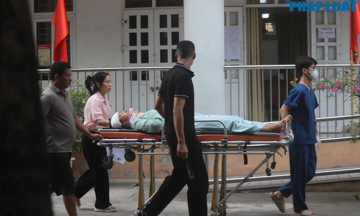 Hà Nội: Nam sinh gặp tai nạn sau môn thi Toán, phải nằm cáng đi thi