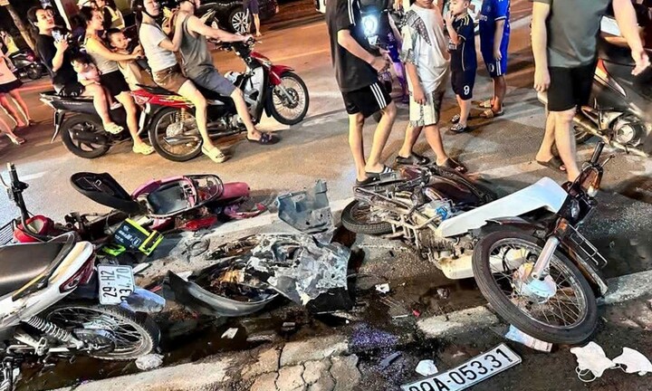 Hiện trường ngổn ngang vụ ô tô tông loạt xe máy tại Bắc Ninh, 2 người bị thương