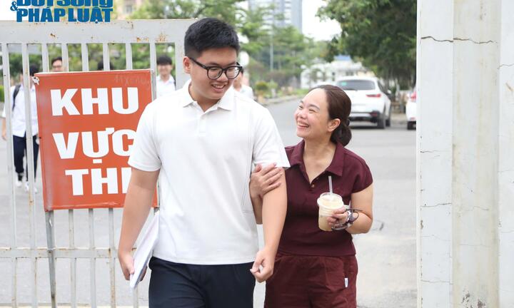 Kỳ thi tốt nghiệp THPT 2025: Thí sinh cười rạng rỡ sau giờ thi môn tự chọn, 