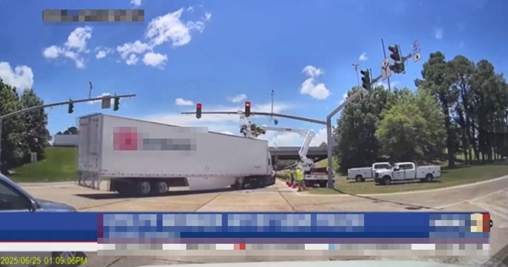Clip: Khoảnh khắc xe đầu kéo hất văng thợ điện đang sửa đèn giao thông