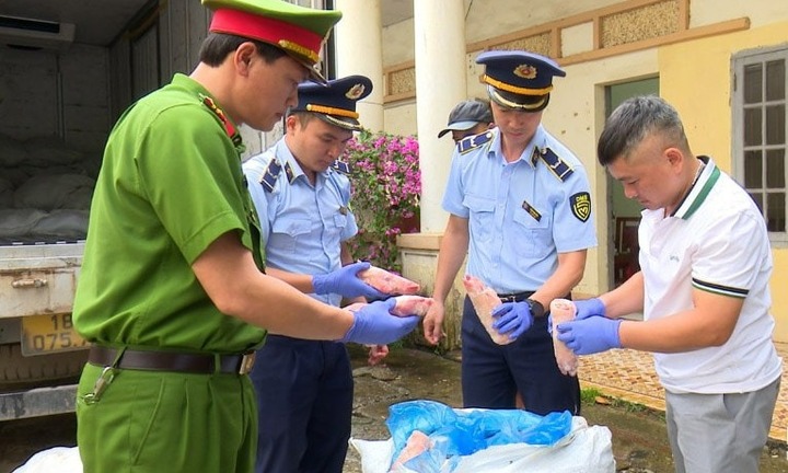 Lạng Sơn: Thu giữ gần 1 tấn chân giò lợn đông lạnh không rõ nguồn gốc, xuất xứ