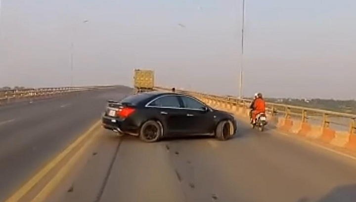 Có được phép quay đầu xe trên cầu đường bộ không?