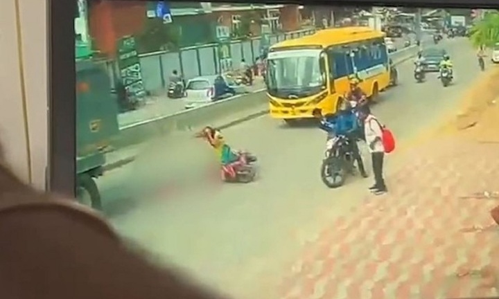 Clip: Mẹ ôm đầu gào khóc tuyệt vọng khi thấy con trai bị xe ben cán trúng, tử vong thương tâm ngay trước mắt