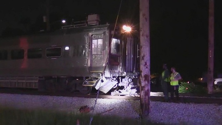 Băng qua đường ray khi tàu đến gần, ô tô bị đâm khiến 5 người chết: Hiện trường đau lòng