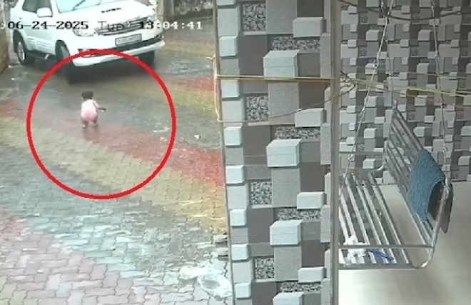 Clip: Kinh hoàng bé trai bị cuốn vào gầm ô tô khi đang chơi ngay trước cửa nhà