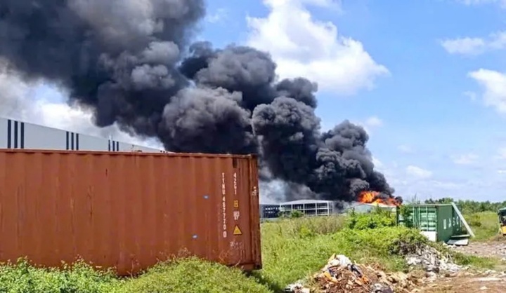 Cháy lớn tại khu công nghiệp Tân Phú Trung, khói bốc lên nghi ngút