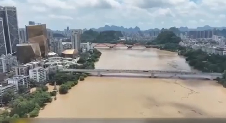 Trung Quốc sơ tán hơn 40.000 người ứng phó lũ khẩn cấp