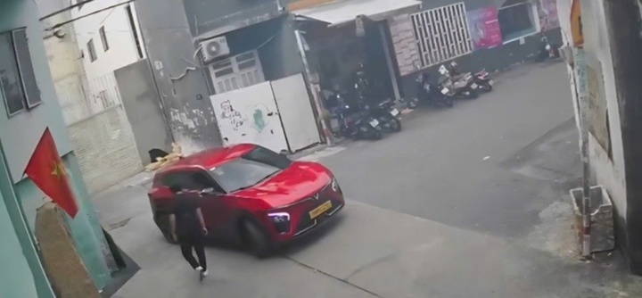 Vụ nam sinh ở TP.HCM mất liên lạc sau khi lên chiếc ô tô màu đỏ: Công an vào cuộc