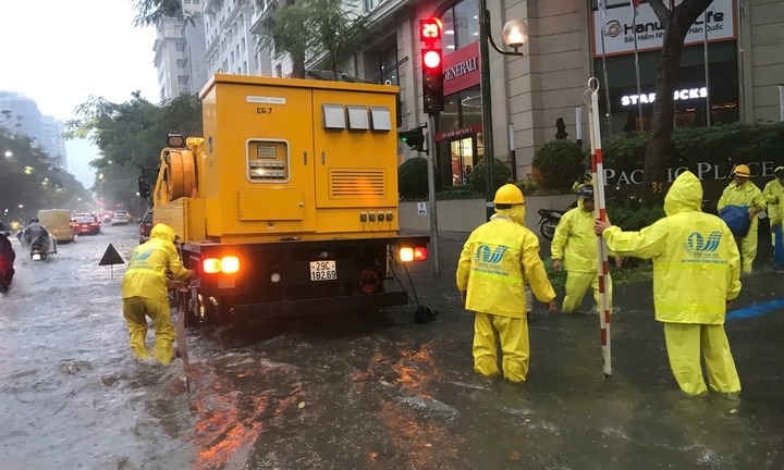 Hà Nội mưa tầm tã giờ tan làm, nhiều tuyến phố ngập sâu, ùn tắc