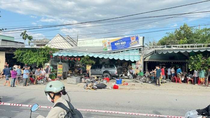 Hiện trường vụ tai nạn giao thông nghiêm trọng ở Hậu Giang, 2 người thương vong