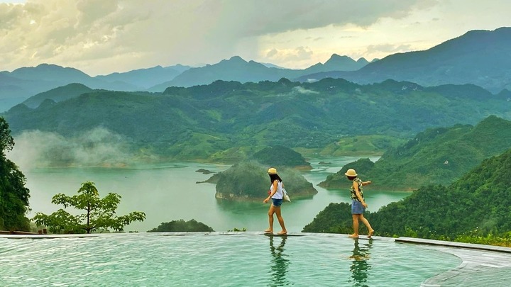 Hồ Ba Khan mùa nước trong, nước đục