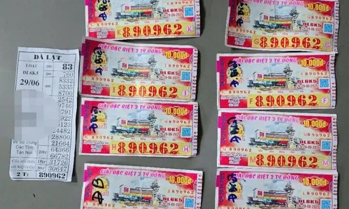 Mang tờ vé số đi đổi giải