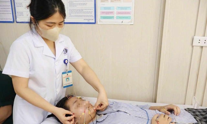 Bệnh nhi 14 tuổi méo miệng do nằm lâu trong phòng điều hoà