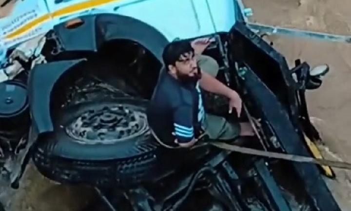 Clip: Xe tải chìm nghỉm, tài xế 