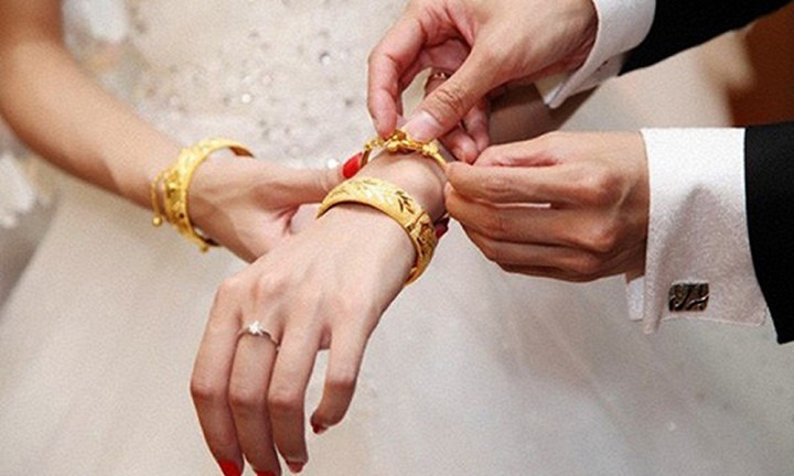 Vợ chồng cãi nhau vì tôi muốn đưa mẹ giữ hộ vàng cưới