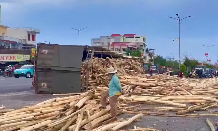 Vụ xe chở gỗ bị lật, đè tử vong thiếu niên 14 tuổi: Hai người đi đường thoát nạn trong gang tấc