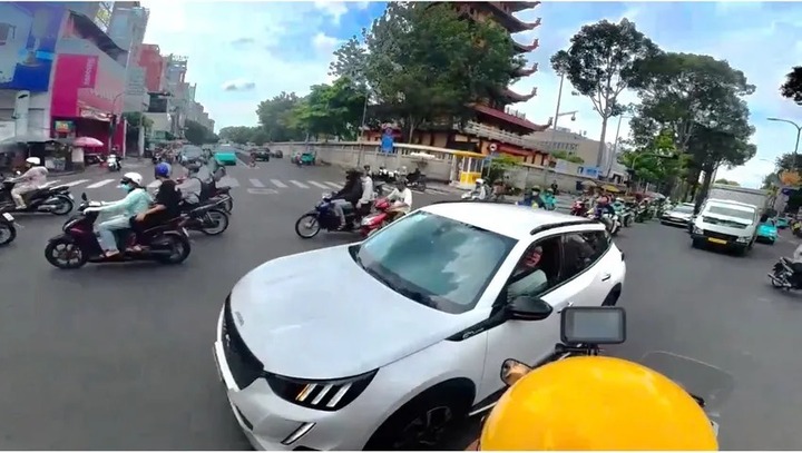 Clip: Cảm động CSGT TP.HCM hỗ trợ cô gái đi cấp cứu, kịp thời phẫu thuật