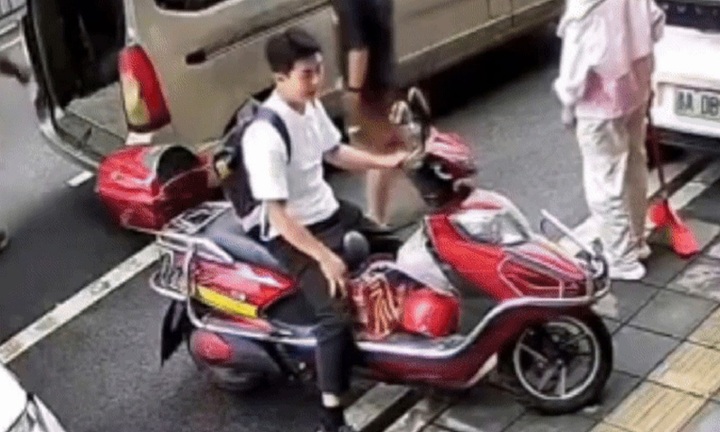 Con dao làm bếp từ trên cao rơi xuống suýt trúng người ngồi xe máy: Cảnh sát vào cuộc