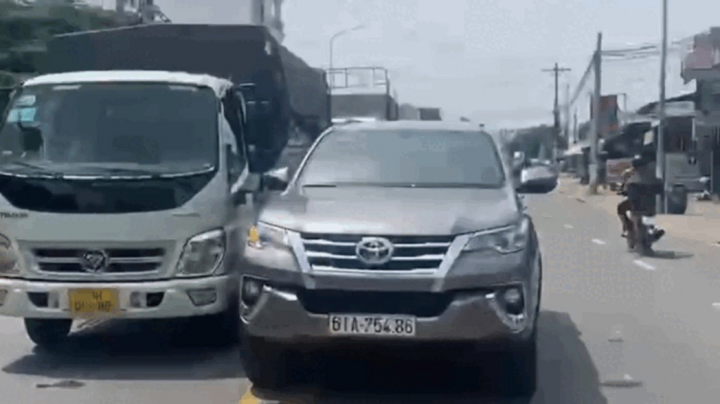 Xôn xao clip tài xế ô tô đi ngược chiều, đòi đánh nam thanh niên: Người trong cuộc trần tình gì?