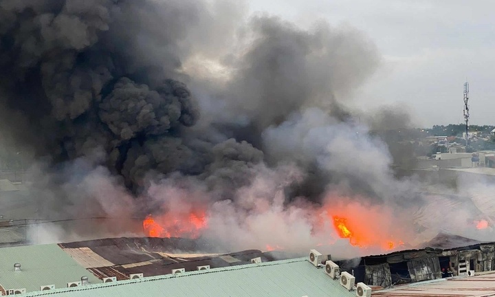 Clip: Xưởng gỗ cháy dữ dội, khói đen gây ngạt khiến người dân phải di tản