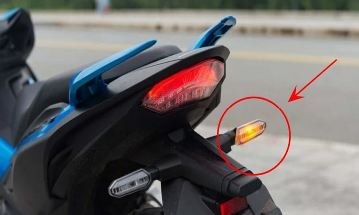 Phải bật xi nhan trước bao lâu để xin chuyển hướng xe?