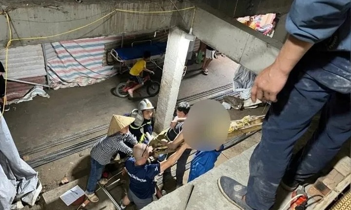 Giải cứu công nhân bị khối bê tông đổ sập, đè lên người