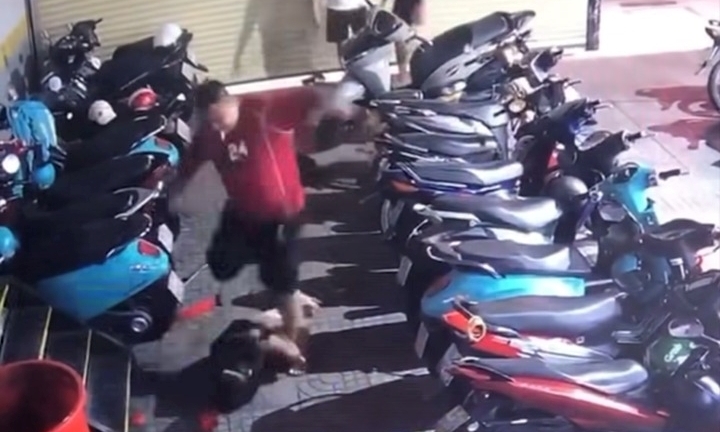 Công an TP.HCM vào cuộc xác minh vụ người đàn ông đánh tới tấp hai thiếu niên ở quán game