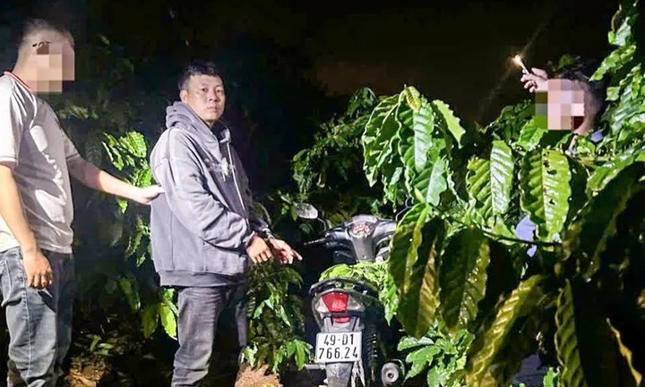 Nghi phạm cướp tài sản ôm theo lồng chim lúc chạy trốn