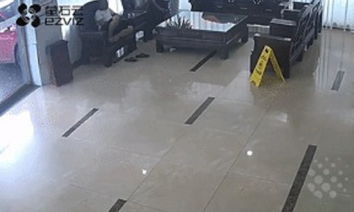 Camera ghi lại khoảnh khắc kinh hãi, nữ tài xế đạp nhầm chân ga, ô tô 