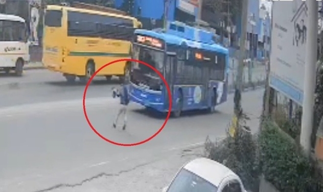 Clip: Cố đuổi theo xe đưa đón của trường, nam sinh lớp 12 va chạm kinh hoàng với xe buýt