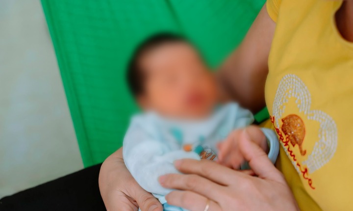 Xót xa bé gái sơ sinh 5 ngày tuổi bị bỏ rơi trong túi nilon màu đen