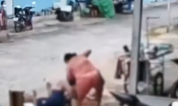 Clip: Camera ghi lại cảnh chồng bị vợ đâm trong lúc ẩu đả dữ dội ở Thái Lan