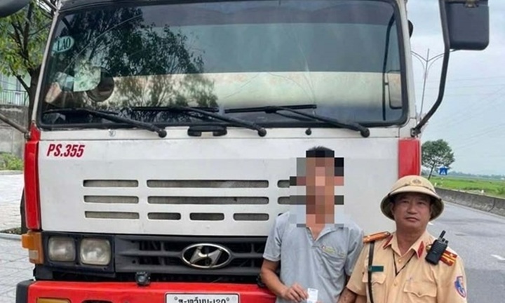 Phát hiện tài xế ô tô đầu kéo dương tính ma tuý đang lưu thông trên tuyến QL1A