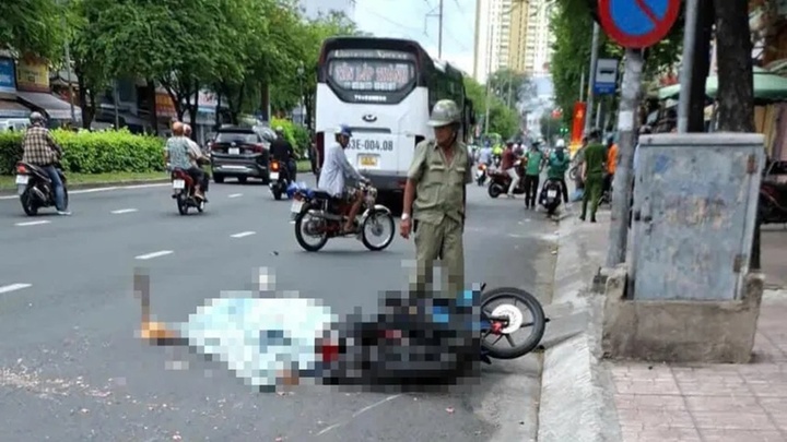 Hiện trường vụ tai nạn xe máy va chạm với xe khách ở TP.HCM, người đàn ông tử vong thương tâm