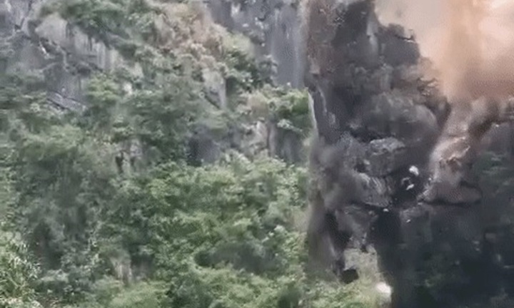 Khoảnh khắc kinh hãi hàng nghìn tấn đá ụp xuống sau tiếng nổ như bom, khiến nhà dân rung chuyển