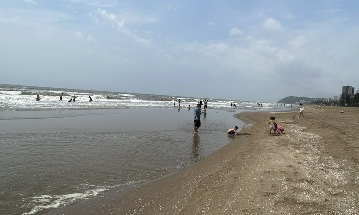 Hai anh em trong một gia đình gặp nạn khi tắm biển Sầm Sơn