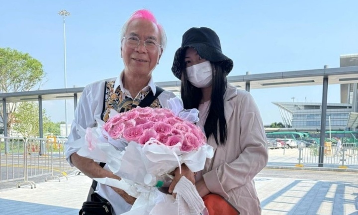 Nam diễn viên 75 tuổi hồi hộp đến đón bạn gái ra tù, liên tục lau nước mắt