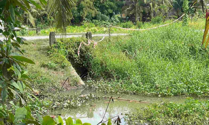 Người mẹ đau xót phát hiện con trai tử vong dưới mương nước ở TP.HCM, trên lưng đeo bình điện chích cá