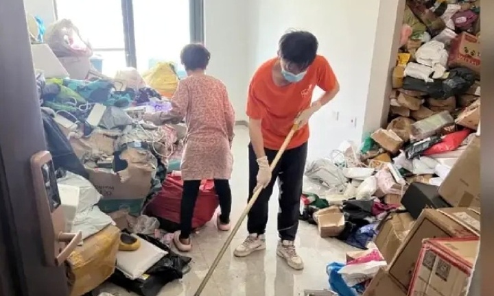 Người phụ nữ U70 chi 7 tỷ đồng mua đồ online chất kín nhà để tránh bị vay tiền