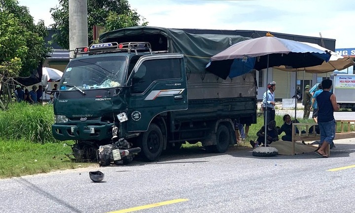 Xe máy bị kéo lê nhiều mét sau va chạm với xe tải, chồng tử vong, vợ bị thương nặng