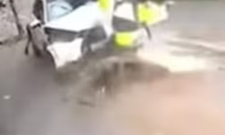 Kinh hãi khoảnh khắc nữ tài xế ô tô tông loạt xe máy ở ngã tư, lao lên vỉa hè khiến 1 người tử vong