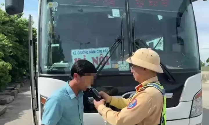 CSGT dừng xe kiểm tra nồng độ cồn, tài xế dùng chiêu