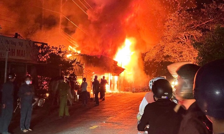 Bố khóa trái cửa để đi nhậu, con hoảng loạn, mắc kẹt trong ngôi nhà cháy dữ dội