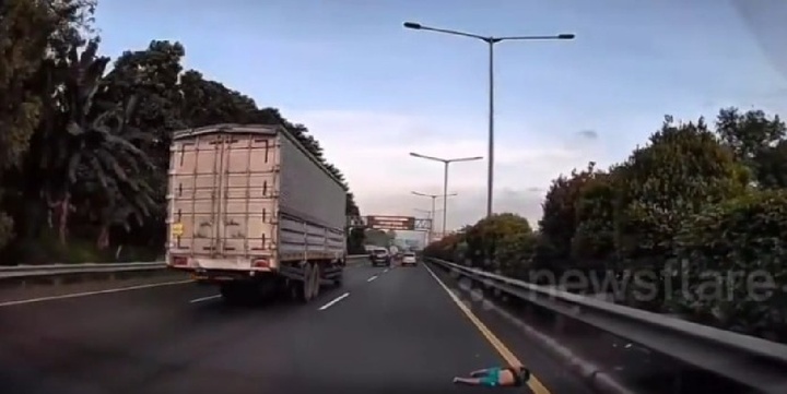 Clip: Thót tim bé trai rơi từ xe khách, may mắn được người đi đường cứu giúp