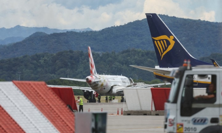 Bất chấp lao ra đường băng không rõ lý do, người đàn ông bị hút vào động cơ máy bay, tử vong thương tâm