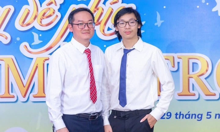 Nam sinh đưa em gái đến điểm thi lớp 10 ở Hà Nội đỗ trường THPT “hot”