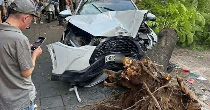Công an Hà Nội thông tin chính thức vụ nữ tài xế tông hơn 10 xe máy, húc bật gốc cây