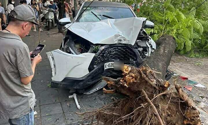 Hiện trường vụ ô tô tông loạt xe máy, húc bật gốc cây ở Hà Nội, 6 người bị thương 