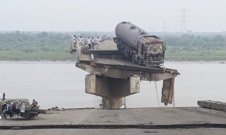 Cây cầu 40 năm tuổi bất ngờ đổ sập, nhiều phương tiện lao xuống sông, 9 người thiệt mạng ở Ấn Độ
